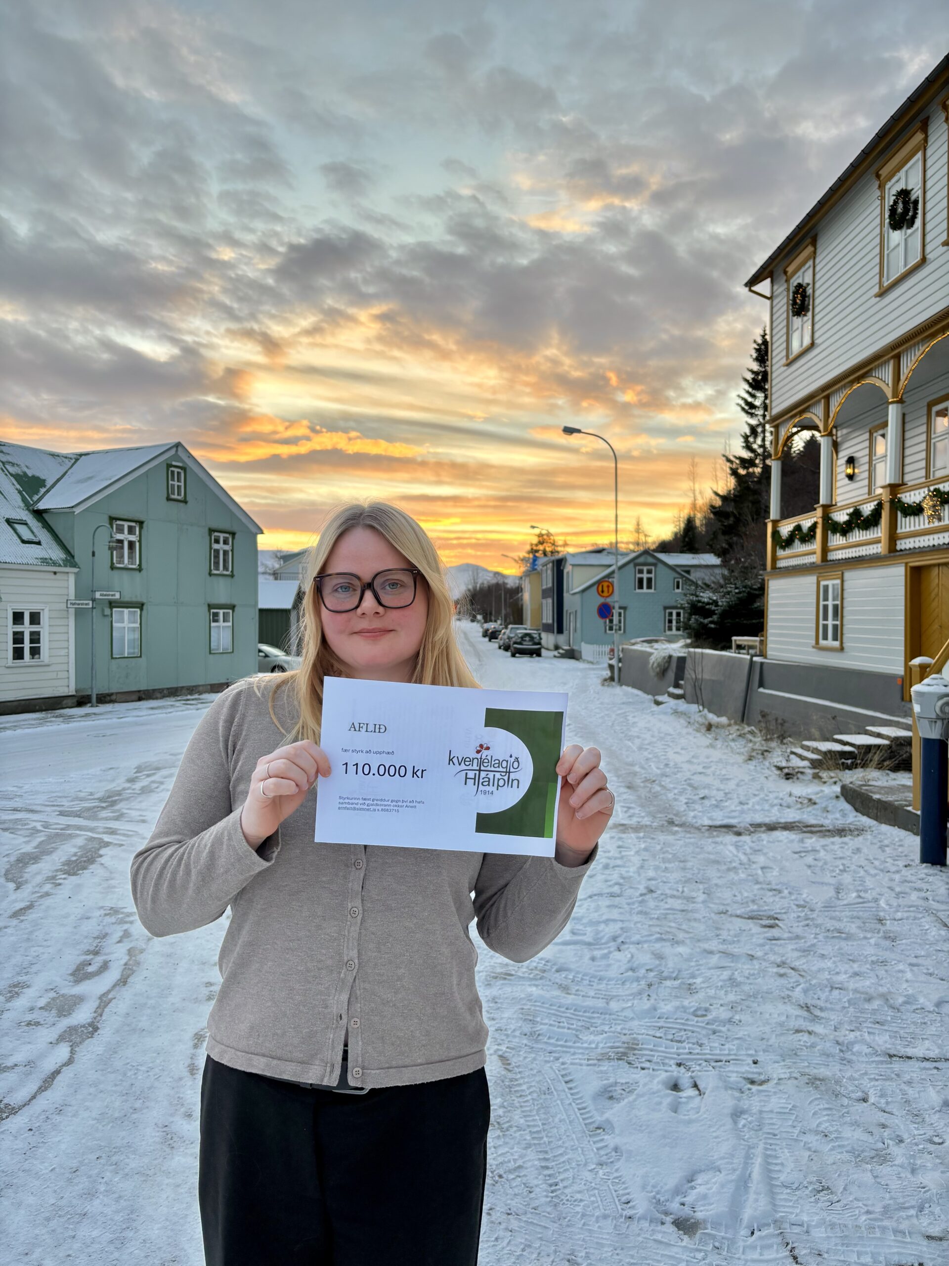 Erla Hrönn framkvæmdastýra Aflsins með styrkinn frá kvenfélaginu Hjálpin