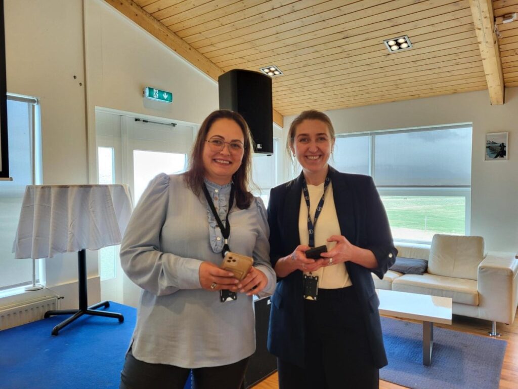 Ásdís Ýr Arnardóttir, sérfræðingur hjá Lögreglunni á Norðurlandi vestra, og Sveinbjörg Rut Pétursdóttir, framkvæmdastjóri SSNV, við undirritun samningsins.